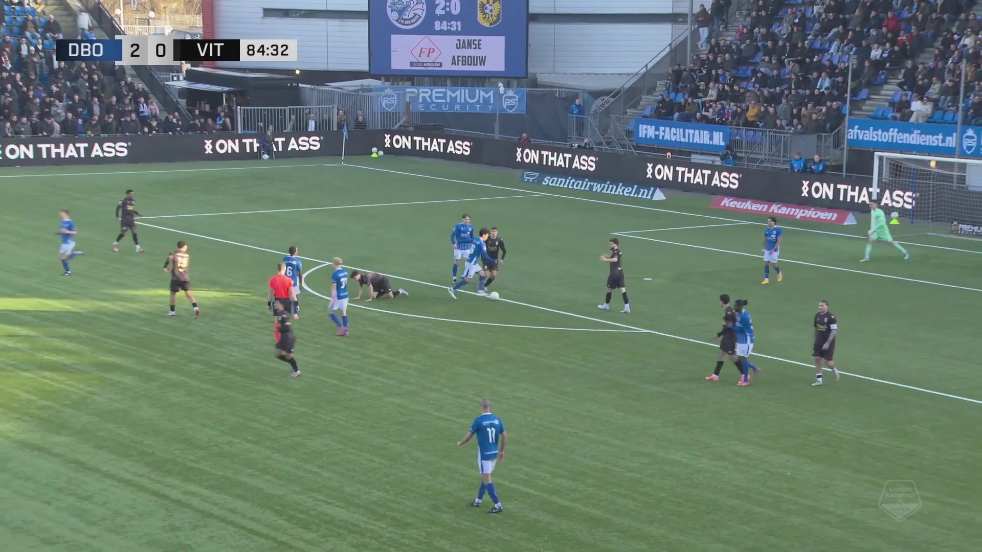 开云下载网址-名场面!王博豪哨响后射门引冲突,与对手互拽球衣,主裁连出6黄