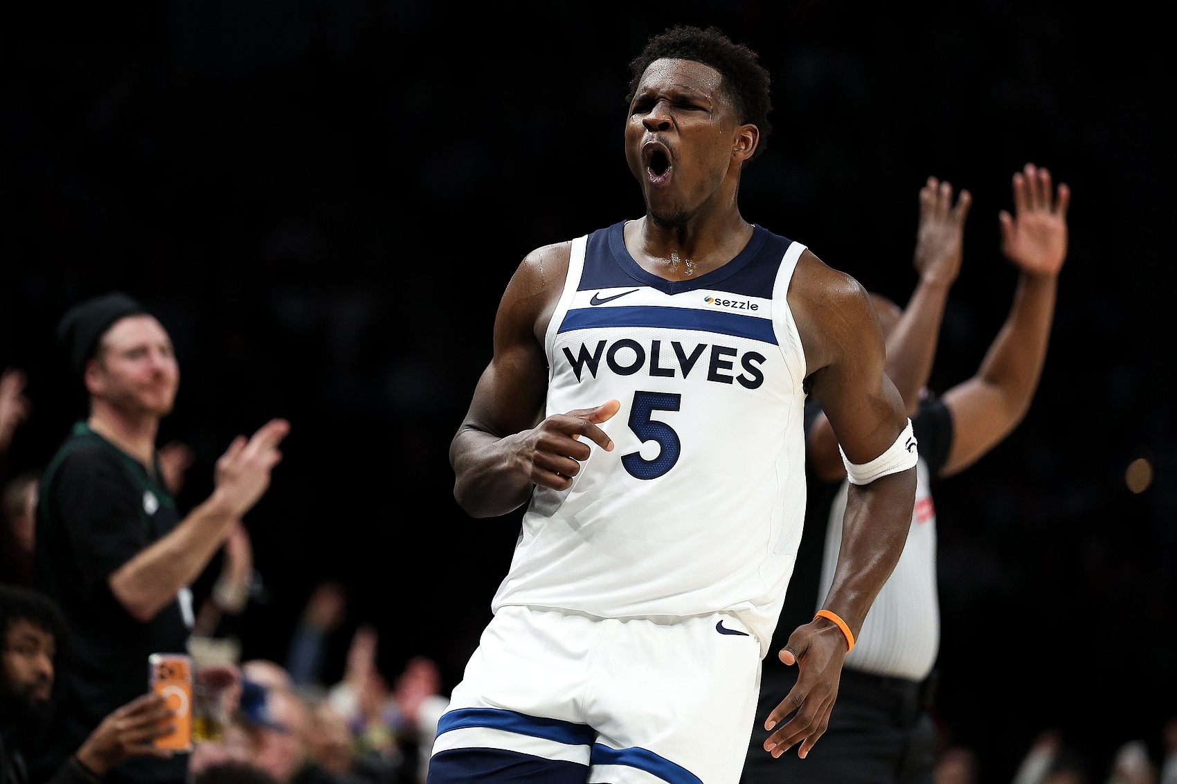 开云体育-准绝杀！解说：论关键球 爱德华兹绝对是第一档的存在