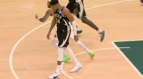 开云下载网址-疑似受伤?队友积极跑动执行战术,字母哥缓缓走向前场